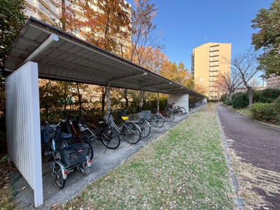 【駐輪場】 | 南港ポートタウンうしお25号棟 | 駐輪スペースは屋根付きで雨天時でも使用しやすいです♪