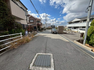 【前面道路含む現地写真】 | 池田下町　中古戸建 | 北西側の公道は幅員約6.5ｍの広さがあります♪