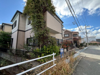 【外観】 | 池田下町　中古戸建 | お料理に集中しやすい壁付けキッチンです！キッチンの前に窓もあるので、明るく換気しやすいキッチンです！