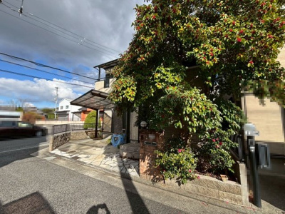 【前面道路含む現地写真】 | 池田下町　中古戸建 | 一坪以上の浴室でのびのび一日の疲れを癒して下さいね！浴室に窓が付いているので、換気ができて湿気やカビ防止になりますよ！