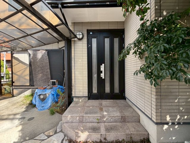 池田下町　中古戸建の玄関|玄関入ってすぐに洗面所があるので、帰宅後すぐに手洗いうがいが出来ますね！