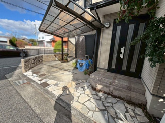 【エントランス】 | 池田下町　中古戸建 | トイレ内に窓があるので、換気しやすく匂いもこもりませんね♪