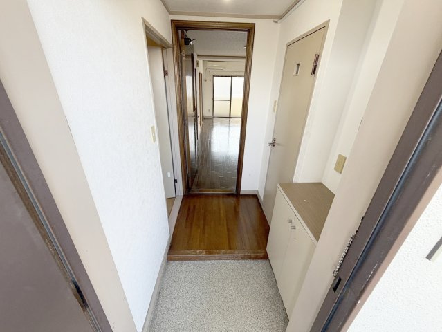 アルファビルの玄関