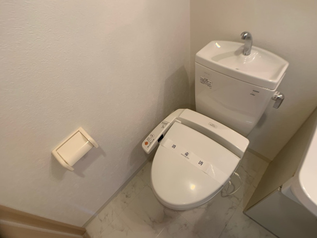 温水洗浄便座機能付きのトイレです♪