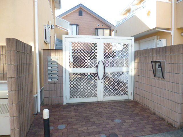 府中市若松町２丁目のアパートのエントランス