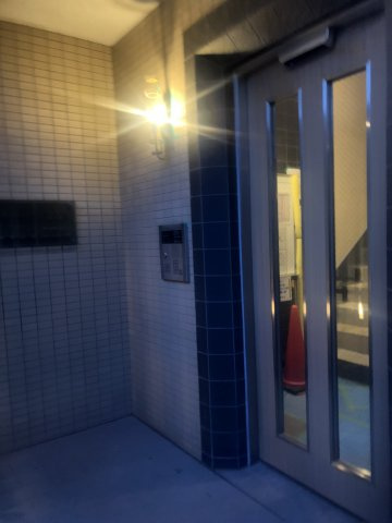 調布市多摩川３丁目の賃貸マンションのエントランス