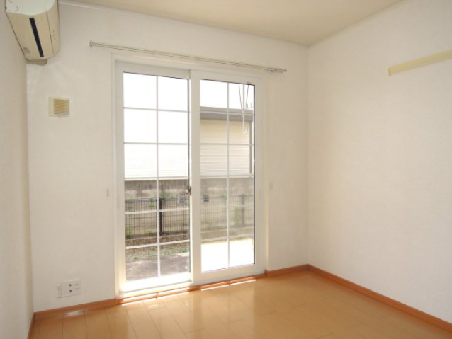 フランガーデンの洋室|洋室5.5畳、エアコン付き