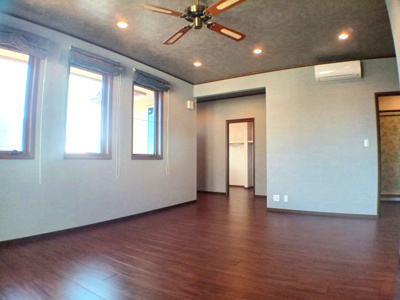 【寝室】 | 住吉山手戸建 | ファンエアコン付き奥にウォークインクローゼット