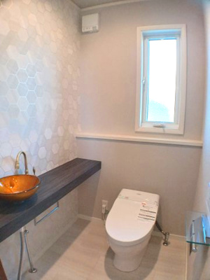 【トイレ】 | 住吉山手戸建 | 2階トイレ光が差し込む明るい室内です