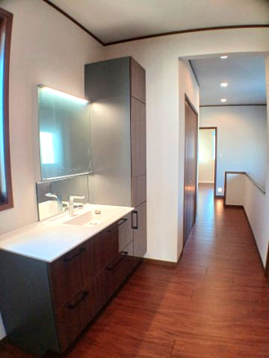 【独立洗面台】 | 住吉山手戸建 | 2階洗面付廊下