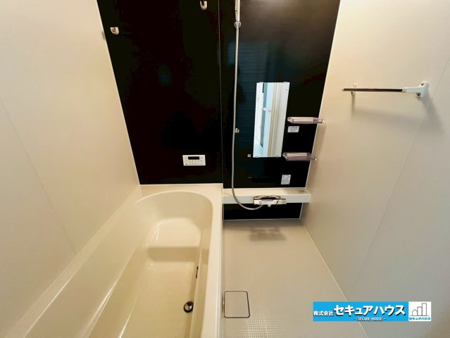 【今からご案内可能】刈谷市野田町　全3棟の浴室|【浴室】
◆アクセントパネルで落ち着きのある雰囲気を演出します。毎日の疲れを癒やすバスタイムをお楽しみ下さい！
◆窓付きで、カビの繁殖を抑える効果があります。