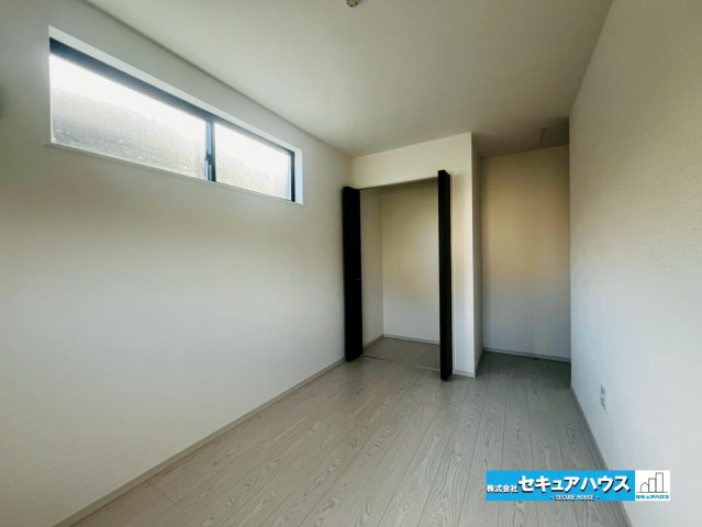 【今からご案内可能】刈谷市野田町　全3棟の洋室|【洋室】
◆家族一人ひとりの大切なプライベート空間。趣味に合わせて使って頂けるようシンプルに仕上げてあります。暮らし心地を大きく左右する収納を、適材適所に配置し使い勝手を考慮しました。　