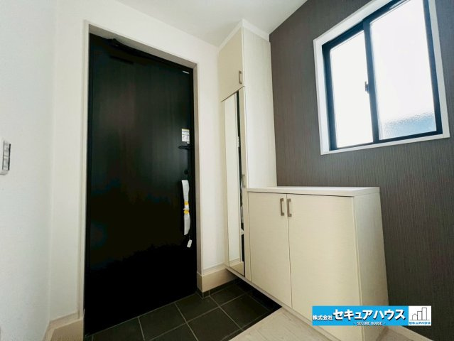 【今からご案内可能】刈谷市野田町　全3棟の玄関|【玄関】
◆光が差し込み明るいです。気分も晴れやかになりますね。
◆玄関には、収納力のあるシューズボックスがございます。玄関まわりがすっきり片付きます。　