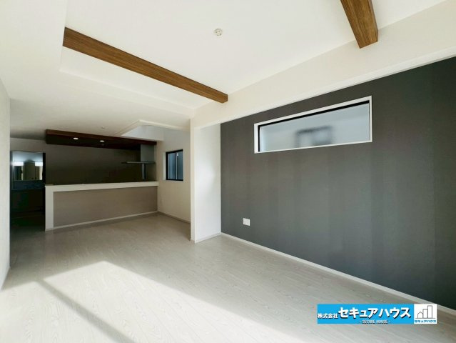 【今からご案内可能】刈谷市野田町　全3棟の居間・リビング|【LDK】
◆家族揃ってリビングで過ごすお休みの日が、楽しみになる場所となることでしょう。
対面式のオープンキッチンは、家事をしながら家族の様子が一目でわかる安心＆便利設備♪