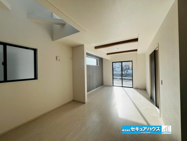 【今からご案内可能】刈谷市野田町　全3棟の居間・リビング|【LDK】
◆日当たりが良く温かい広々リビングは家族の団らんスペースになります。