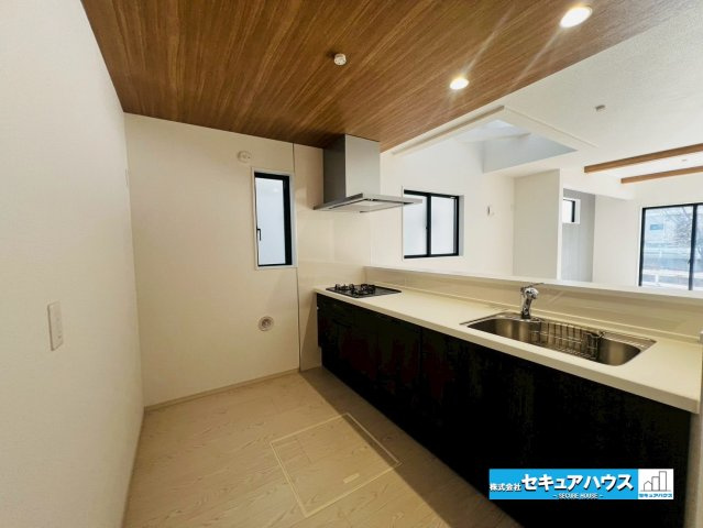 【今からご案内可能】刈谷市野田町　全3棟のキッチン|【キッチン】
◆広々としたキッチンスペースのため家族で並んで料理できます。