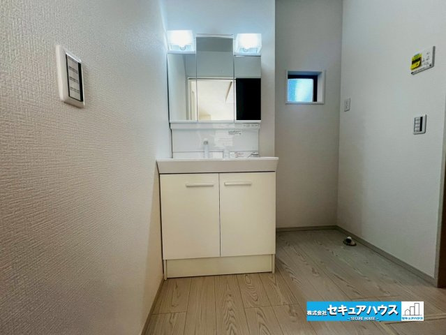 【今からご案内可能】刈谷市野田町　全3棟の独立洗面台|【洗面台】
◆鏡の裏にはたっぷりと収納スペースを標準装備！
◆電源を付属しているのでドライヤーなど利用できます。