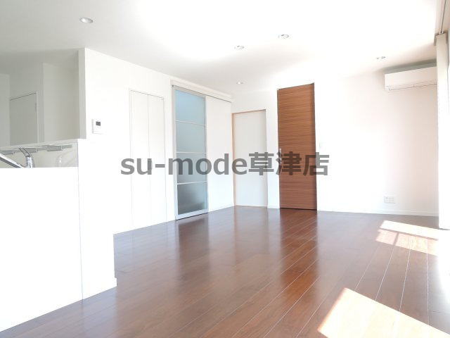 【居間・リビング】 | 今宿2丁目戸建 | ゆったりとした居間です