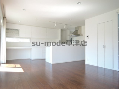 【居間・リビング】 | 今宿2丁目戸建 | ゆったりとした居間です