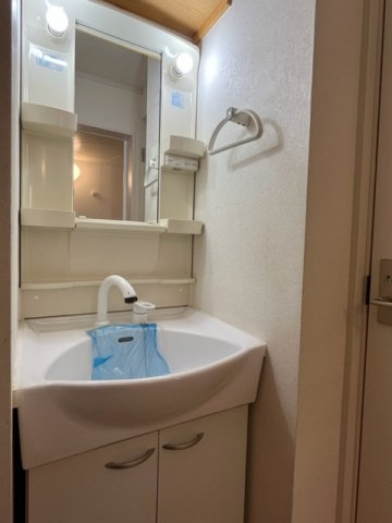 府中市朝日町２丁目のアパートの洗面所