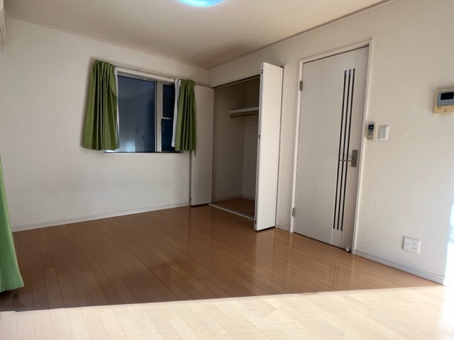 府中市朝日町２丁目のアパートの居間・リビング