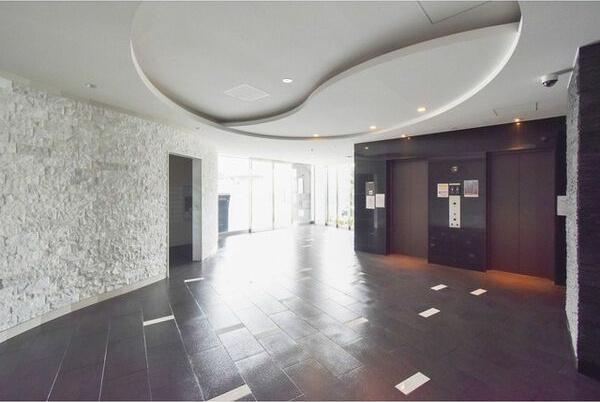 アドバンス新大阪ラシュレのロビー