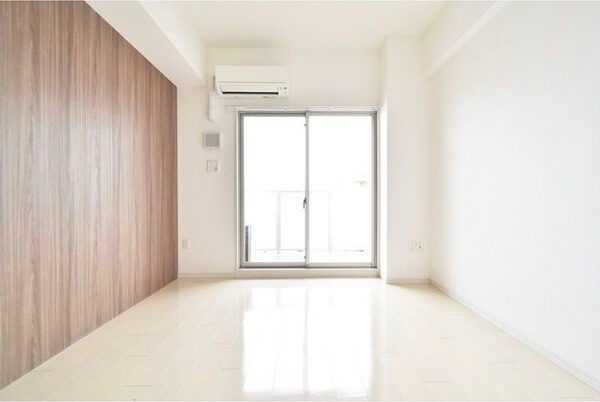 アドバンス新大阪ラシュレの洋室