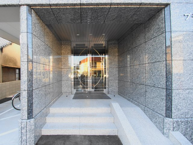 プランドール古市のエントランス
