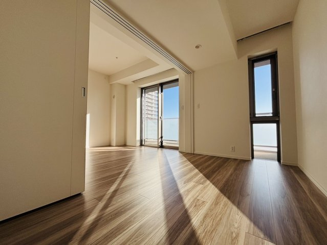 隣接した洋室からリビングを映したお写真です。