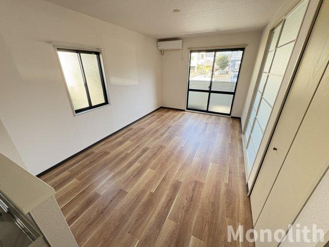 大町ガーデンライフE棟の居間・リビング