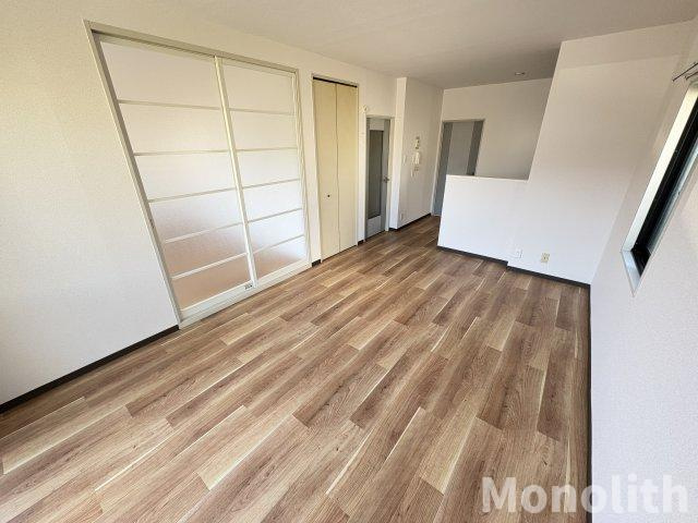 大町ガーデンライフE棟の居間・リビング