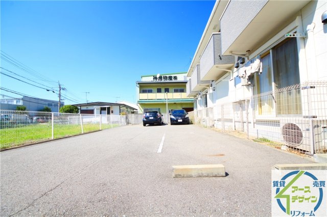 ドゥムールストレチアの駐車場