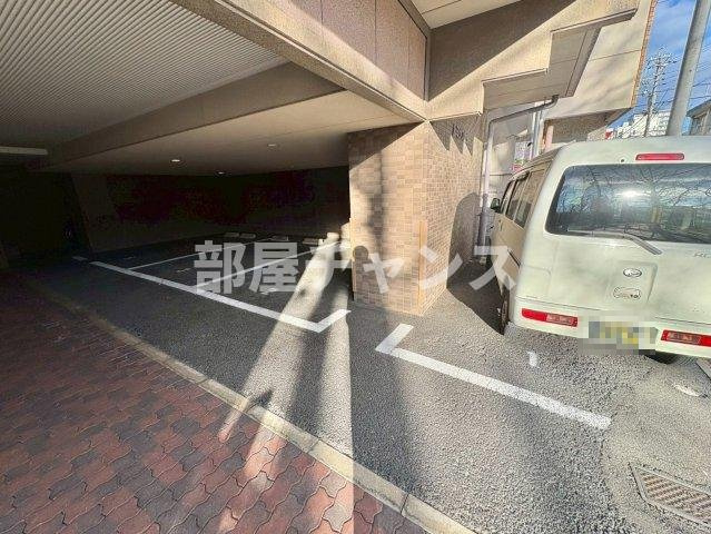 ルミナス新栄の駐車場