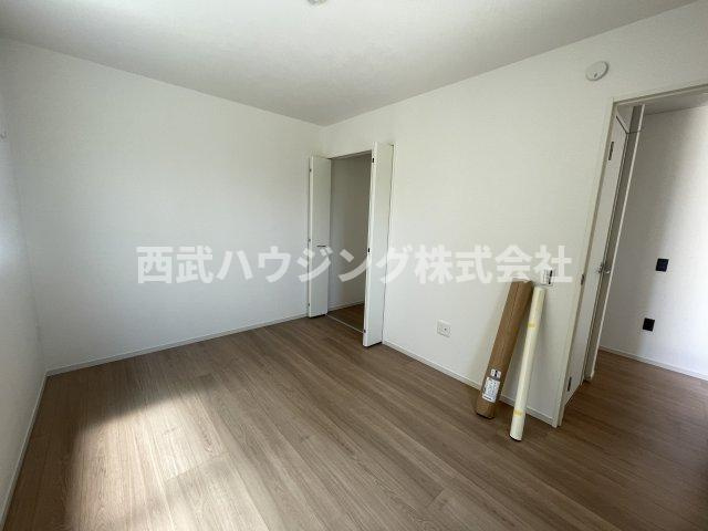 【仲介手数料無料】所沢市東狭山ケ丘７期全５棟３号棟　所沢新築なら西武ハウジングの洋室
