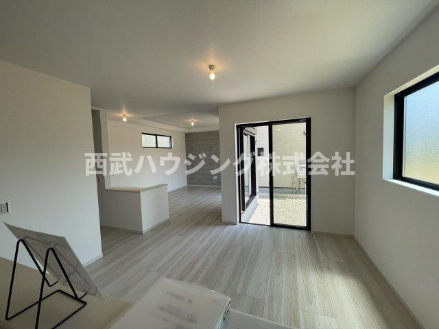 【仲介手数料無料】所沢市東狭山ケ丘７期全５棟４号棟　所沢新築なら西武ハウジングの居間・リビング