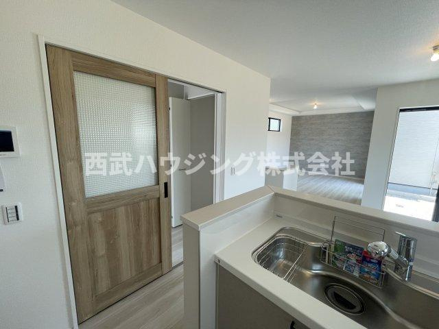 【仲介手数料無料】所沢市東狭山ケ丘７期全５棟４号棟　所沢新築なら西武ハウジングの居間・リビング