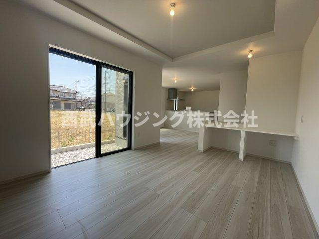 【仲介手数料無料】所沢市東狭山ケ丘７期全５棟４号棟　所沢新築なら西武ハウジングの居間・リビング