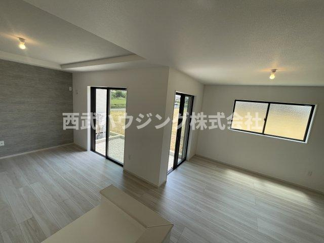 【仲介手数料無料】所沢市東狭山ケ丘７期全５棟４号棟　所沢新築なら西武ハウジングの居間・リビング