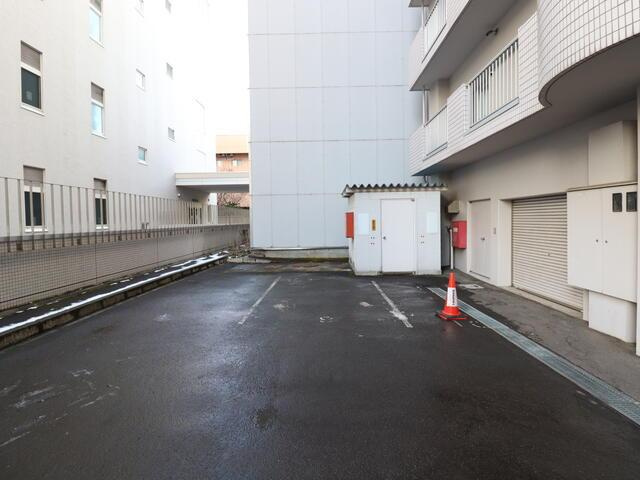 リラハイツ大通の駐車場| 