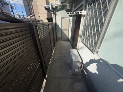 【バルコニー】 | プレストヴィラ | 1階ですが高さがある目隠しフェンスで人通りが気になりません。