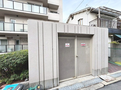 【その他】 | イトーピア田辺 | 敷地内の住人専用のゴミ置き場は扉付きで、野良猫やカラスなどの動物にゴミを荒らされるのを防いでくれます♪