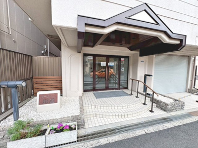 【エントランス】 | イトーピア田辺 | エントランス部分は綺麗に掃除されており、いつも快適にお過ごしいただけそうです♪