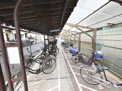 【駐輪場】 | イトーピア田辺 | 自転車置場の様子です。屋根もあり自転車を雨から守ります♪