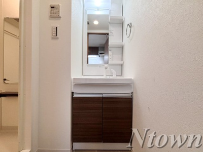 【独立洗面台】 | SHOKEN Residence 名古屋〈太閤通〉 | 独立洗面台、小物を置くことができて便利です