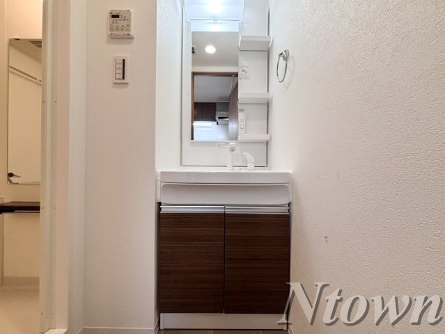 【独立洗面台】 | SHOKEN Residence 名古屋〈太閤通〉 | 独立洗面台、小物を置くことができて便利です