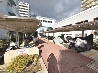 【駐輪場】 | ヴァローレ三原台壱棟 | バイク置き場。ご利用条件等はお問い合わせください♪