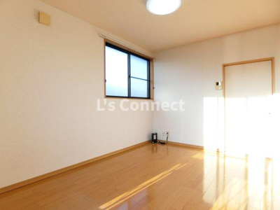 【居間・リビング】 | クレメンティアＢ | 角部屋で２面に窓があります。