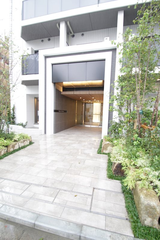 横浜市南区新川町２丁目の賃貸マンションのエントランス