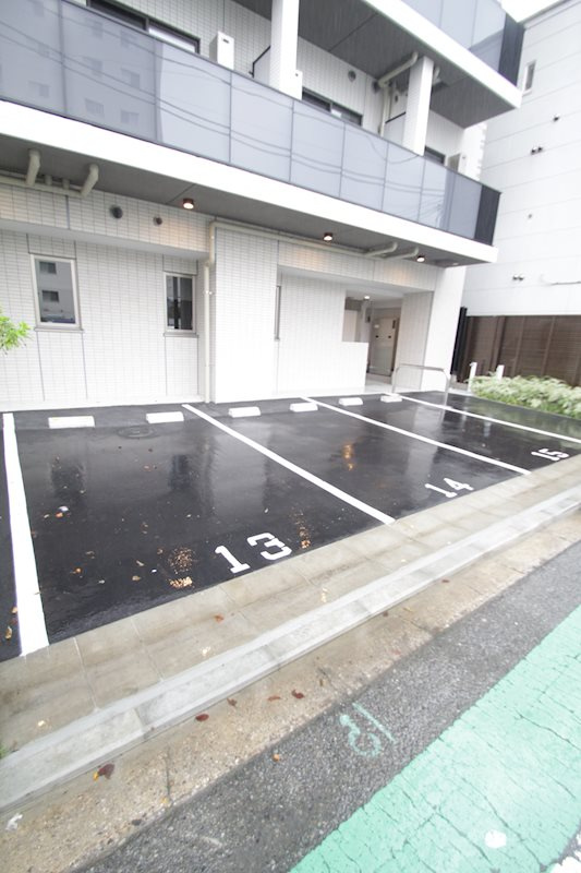 横浜市南区新川町２丁目の賃貸マンションの駐車場