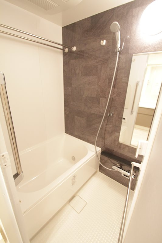 横浜市南区新川町２丁目の賃貸マンションの浴室